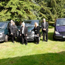 Team mit Fahrzeugen - Bestattungsinstitut Terciak